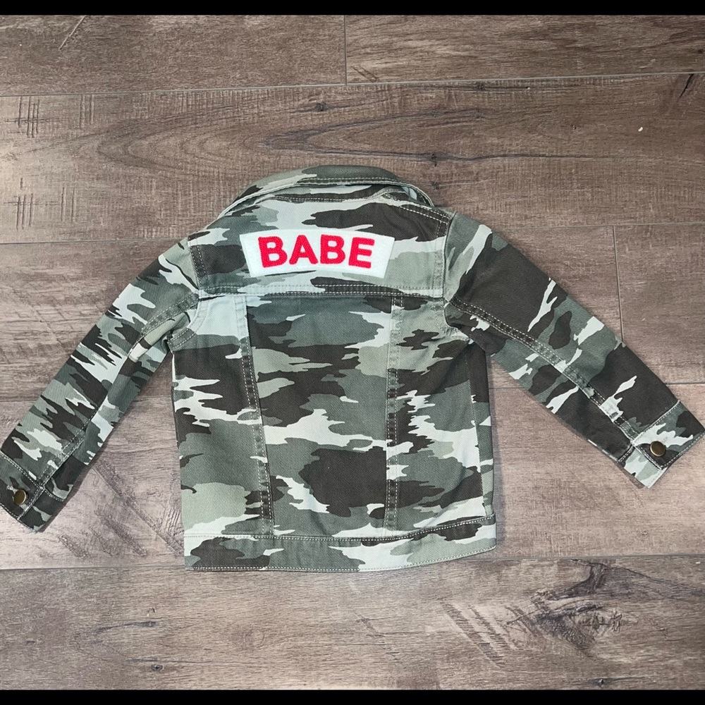 BNWT Kids unisex camo BABE jacket